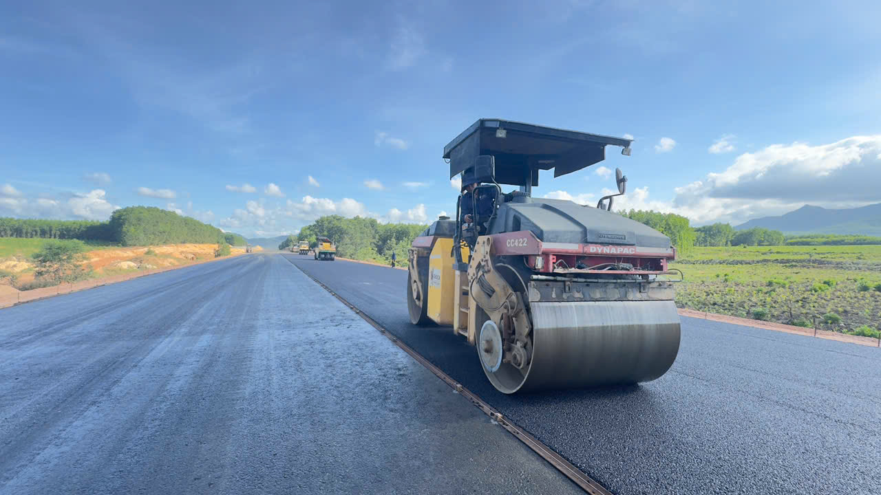 Huy động hơn 3.000 nhân lực, 1.100 máy móc, đẩy tiến độ cao tốc Quảng Ngãi - Hoài Nhơn- Ảnh 1.