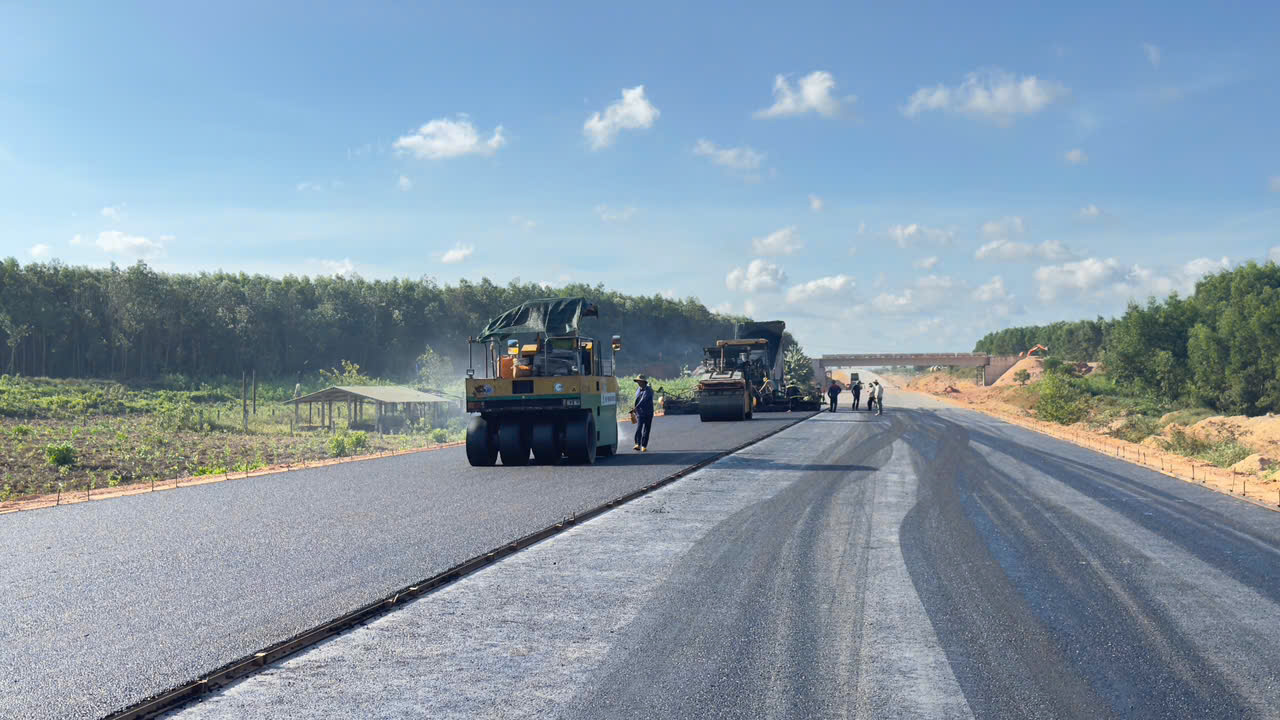 Huy động hơn 3.000 nhân lực, 1.100 máy móc, đẩy tiến độ cao tốc Quảng Ngãi - Hoài Nhơn- Ảnh 3.