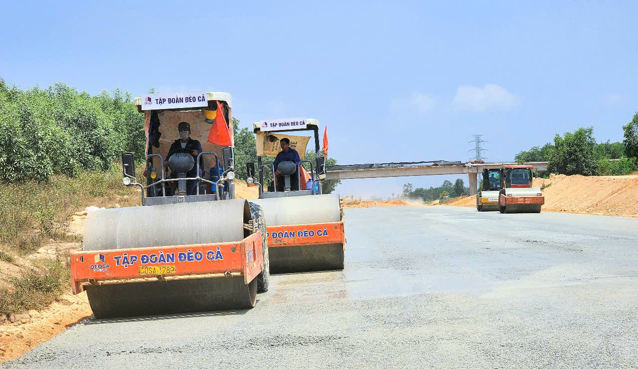 Huy động hơn 3.000 nhân lực, 1.100 máy móc, đẩy tiến độ cao tốc Quảng Ngãi - Hoài Nhơn- Ảnh 2.